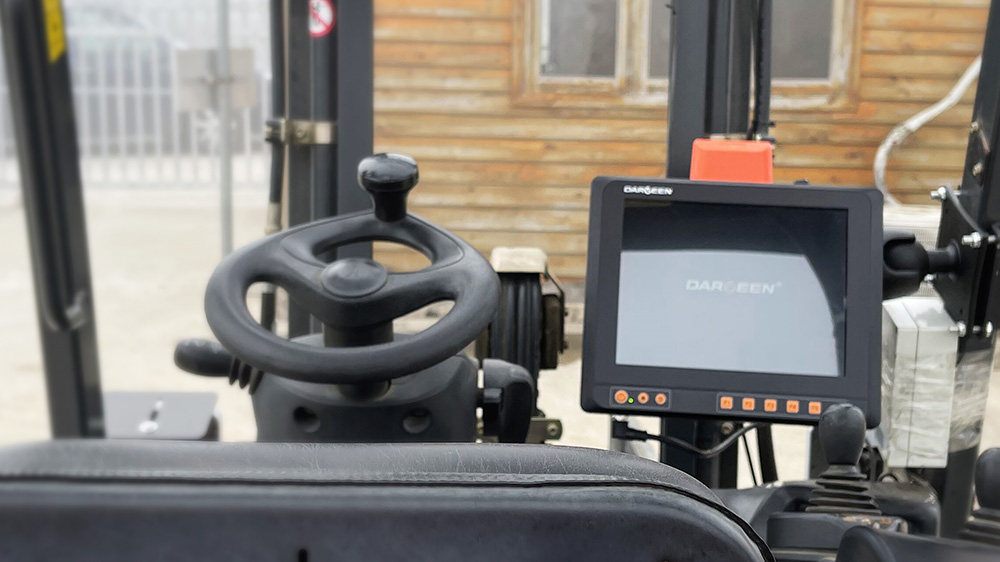 Darveen Android Vehicle Mount Computer Installed on Forklift in a Tobacco Warehouse